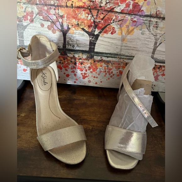 New- Life Stride Women's Metallic 3 in Heels
women’s 10.5 WIDE Holiday Heels - Picture 1 of 9